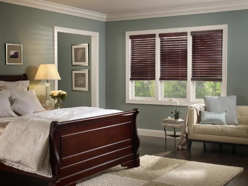 Dark Venetian blinds that match a bed frame